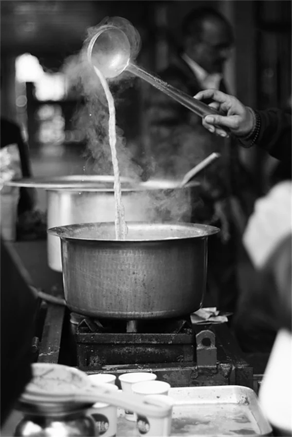 冬の庭、枯れ茎を残すだけでミツバチが越冬できる理由