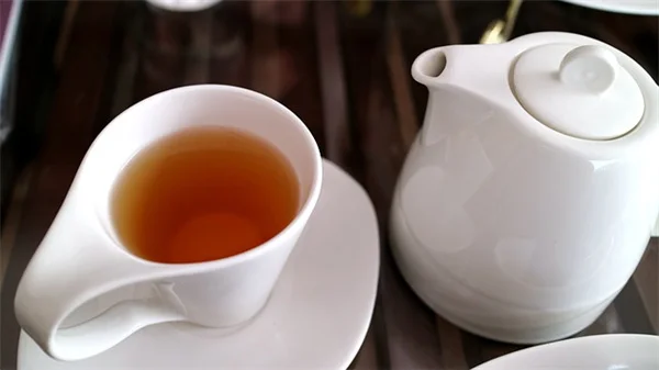 冬の庭、枯れ茎を残すだけでミツバチが越冬できる理由